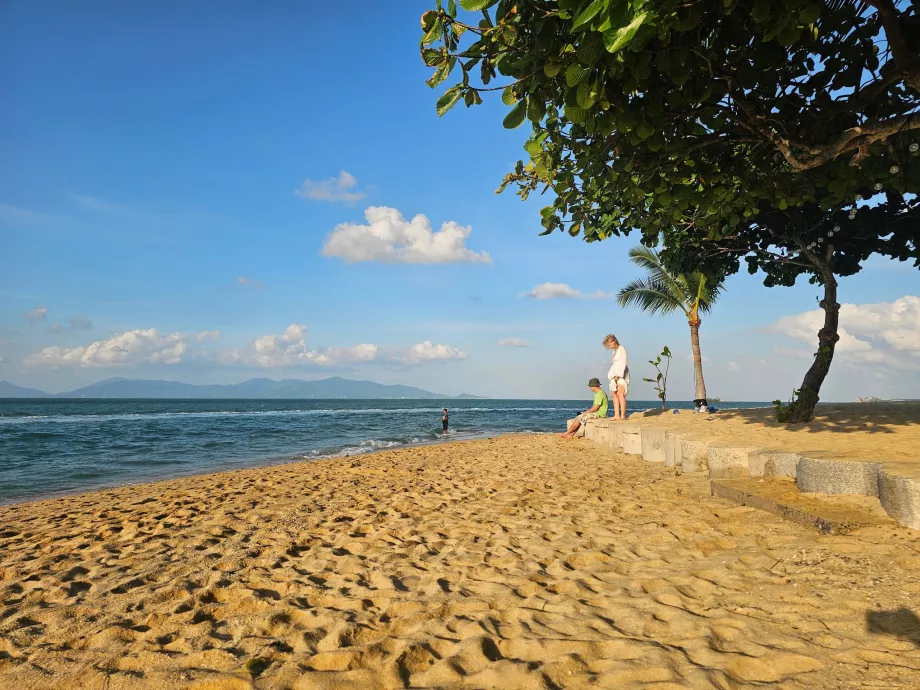 Spiaggia dell'hotel con il bel tempo