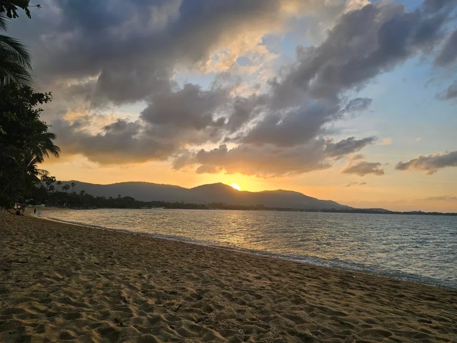 Tramonto sull'isola - vista dalla spiaggia dell'hotel