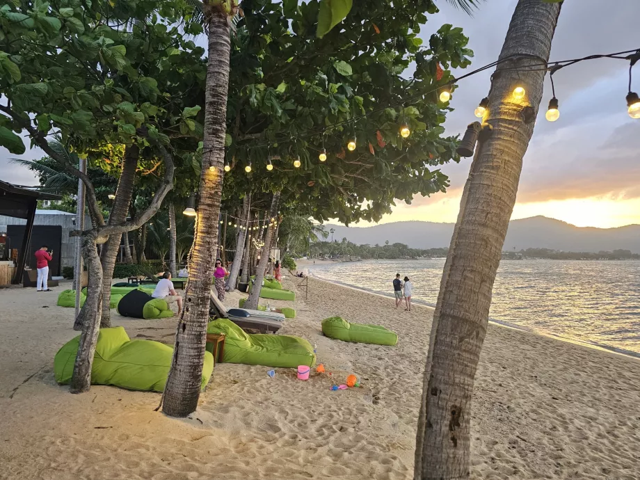 La spiaggia dell'hotel di sera