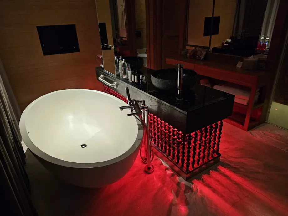 Retroilluminazione del bagno al buio