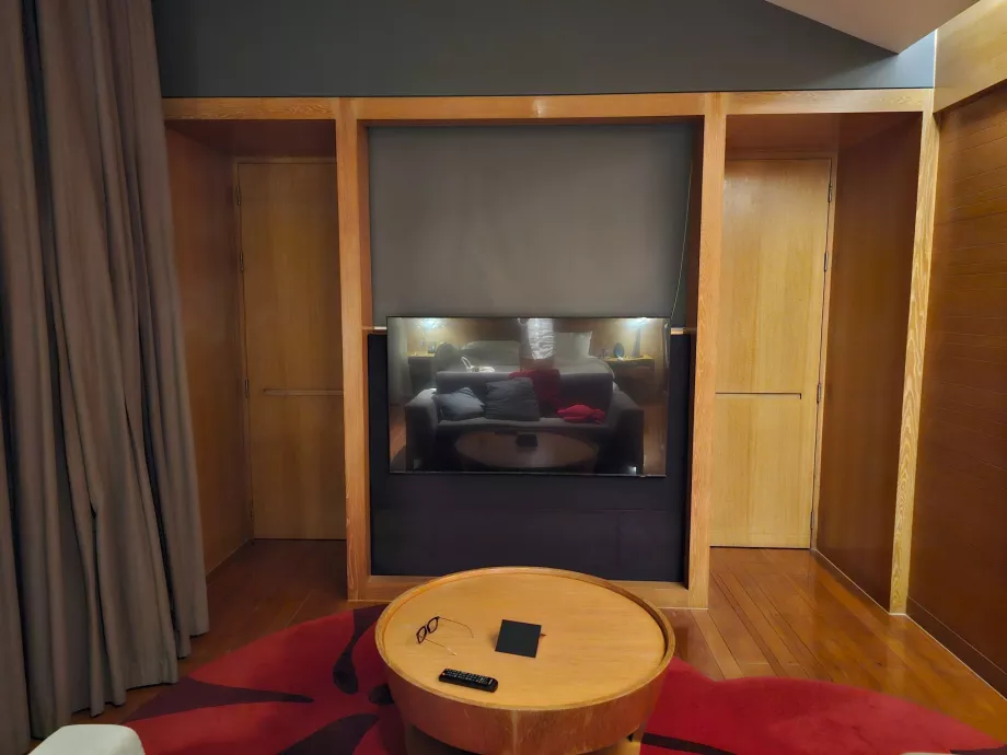 Camera con porta chiusa che separa il corridoio dal bagno