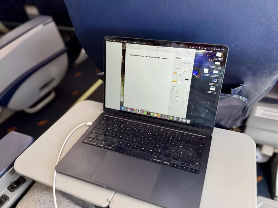 Ampio spazio per aprire il computer portatile
