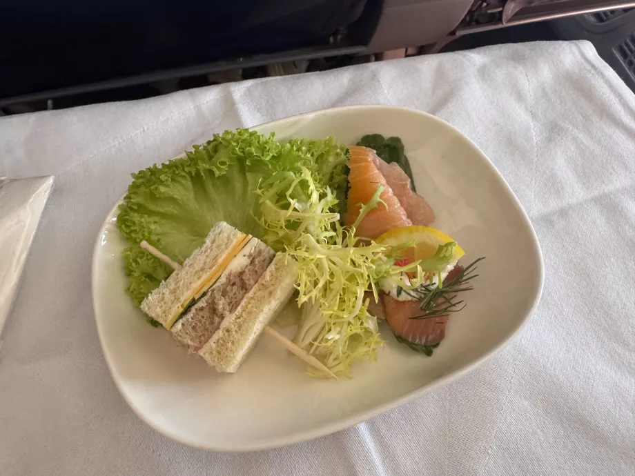 Antipasto: toast, insalata e salmone