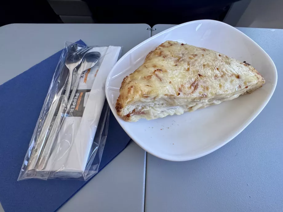 Primo servizio - toast al forno con formaggio e prosciutto