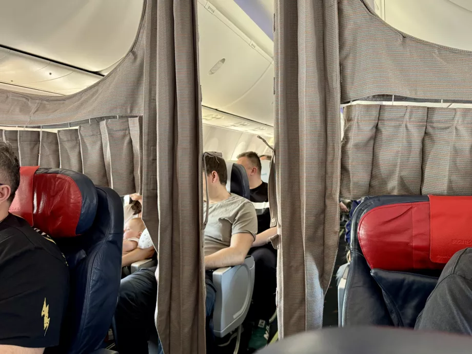 Tenda che separa la classe business dalla cabina economica