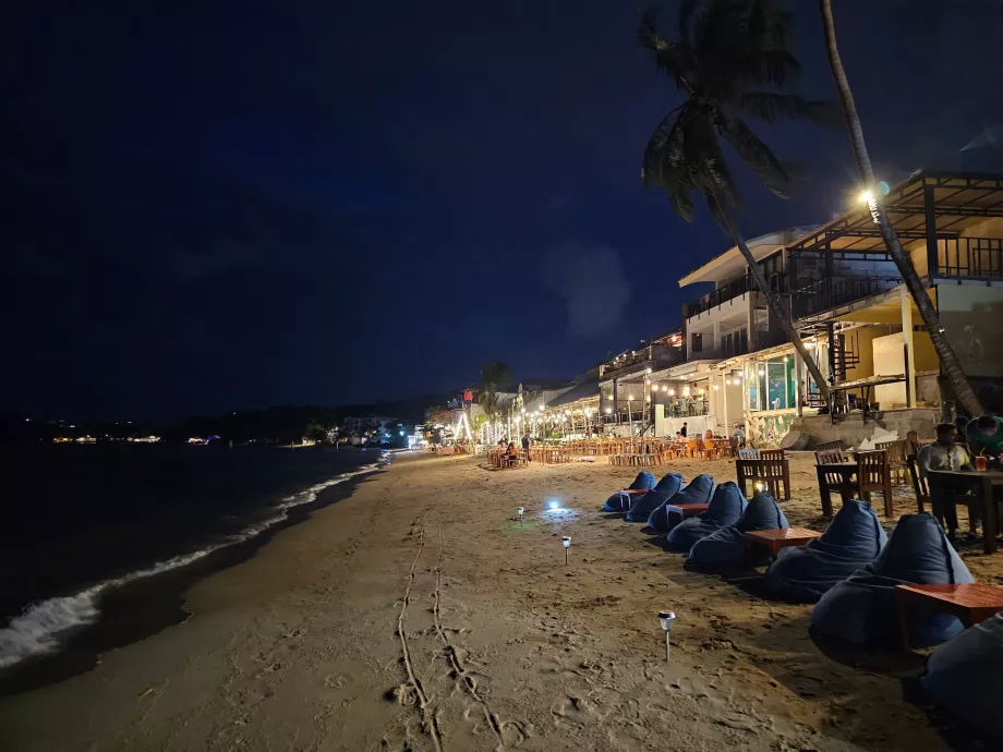 La spiaggia di Bo Phut di notte nel villaggio dei pescatori