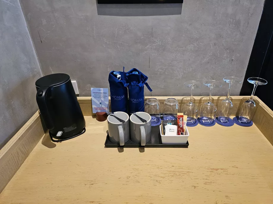 Acqua e caffè istantaneo/tè gratuiti