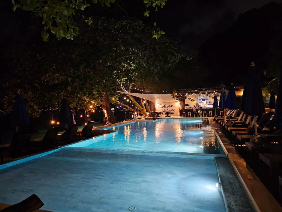 Piscina dell'hotel di notte
