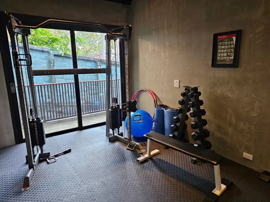 Palestra con attrezzature vecchie