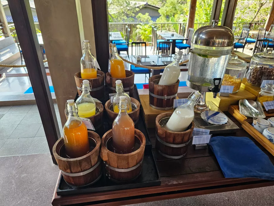 Colazione - succhi di frutta, acqua e latte