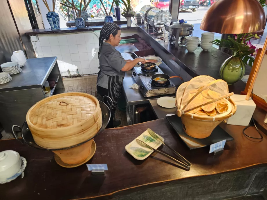 Colazione - preparazione di pancake e uova