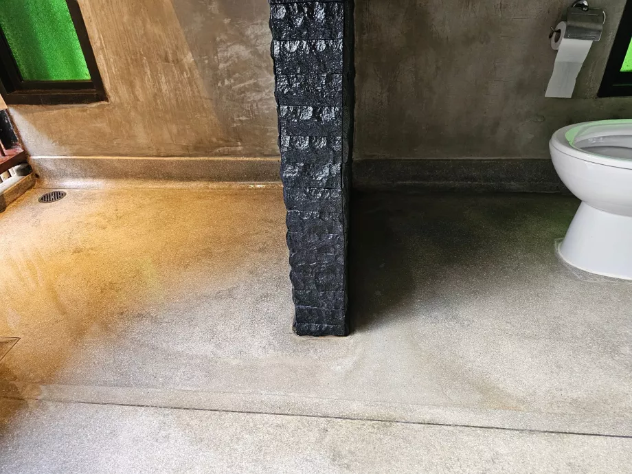 L'acqua della doccia scorre nel water