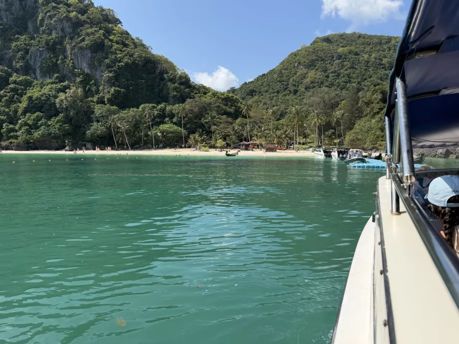 Sbarco sulla spiaggia di Koh Wua Ta Lap