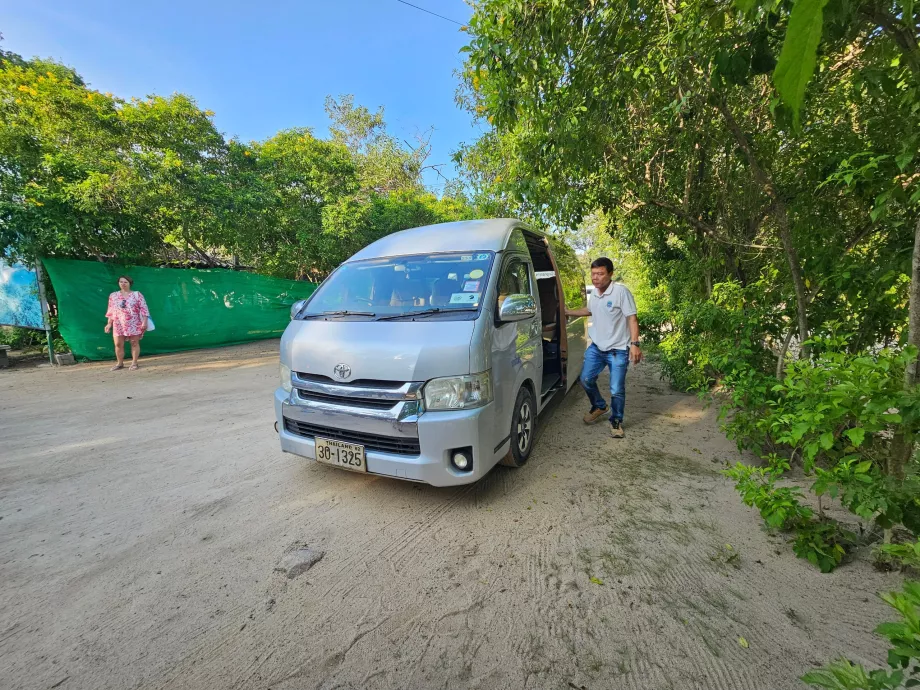 Minivan per il trasferimento dall'hotel al molo