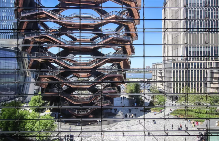 La nave vista dal grattacielo The Edge