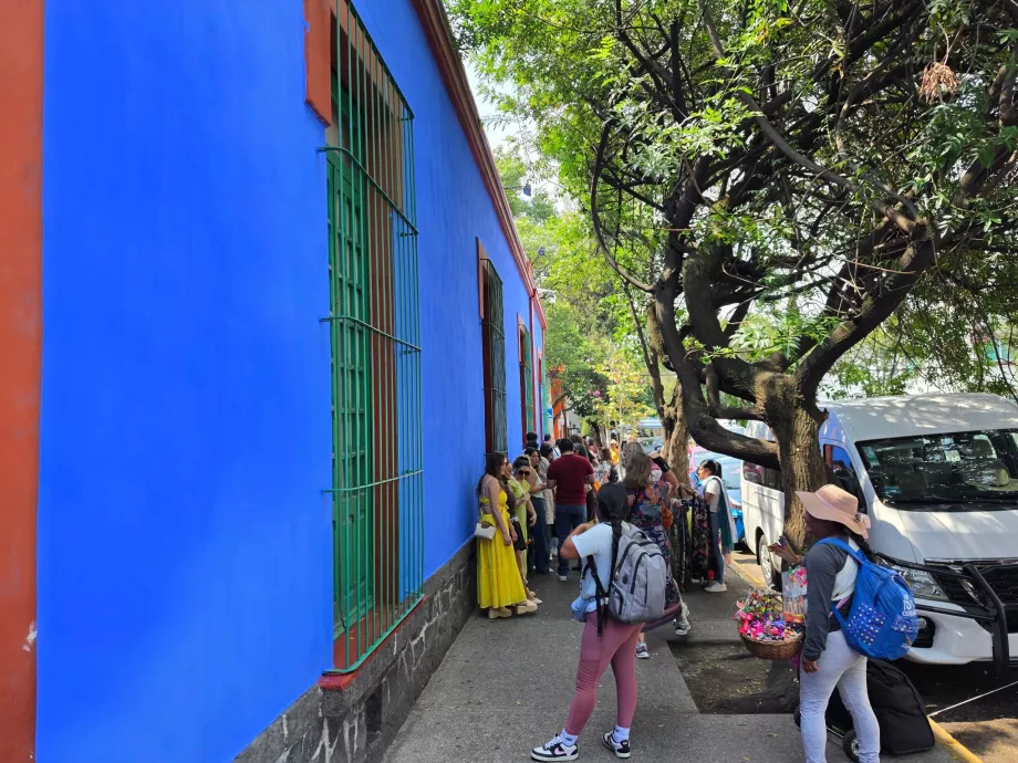 Coda davanti al Museo Frida Kahlo