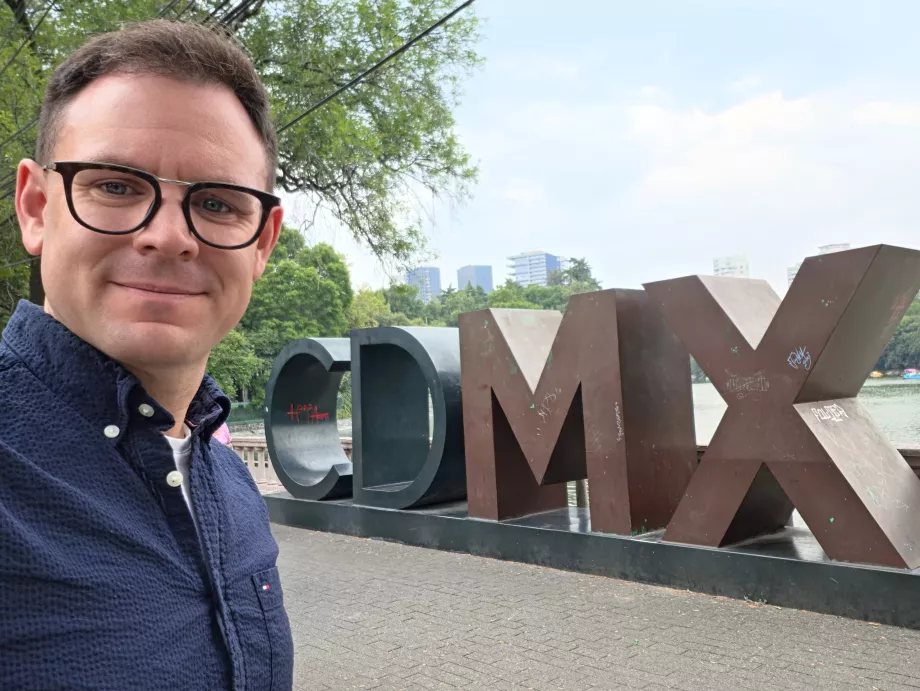 Io di fronte all'insegna "CDMX