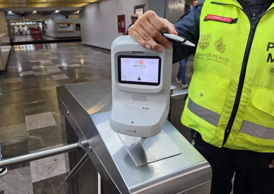 Pagamento con carta in metropolitana