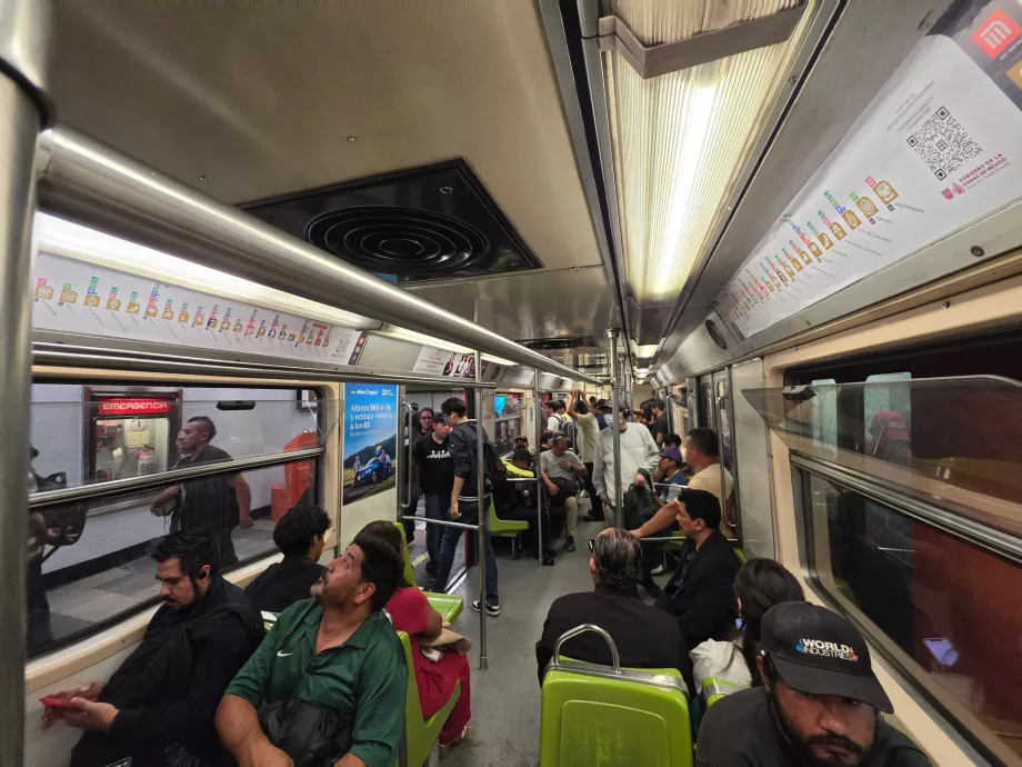 Interni della metropolitana a CDMX