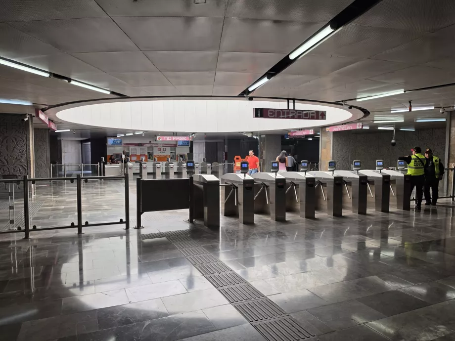 Ingresso alla stazione tramite tornelli