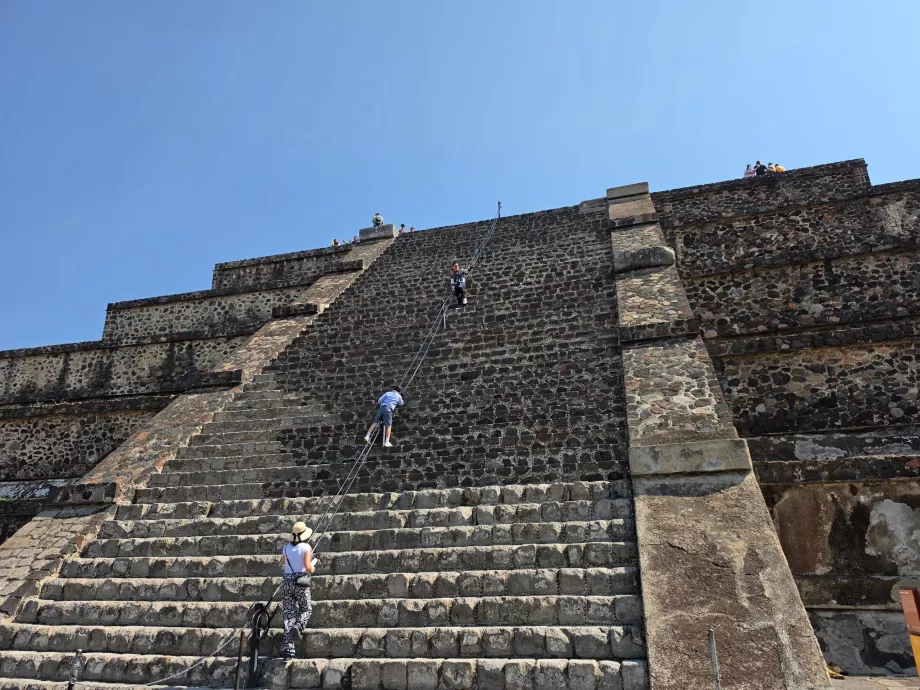 Scalata della Piramide della Luna