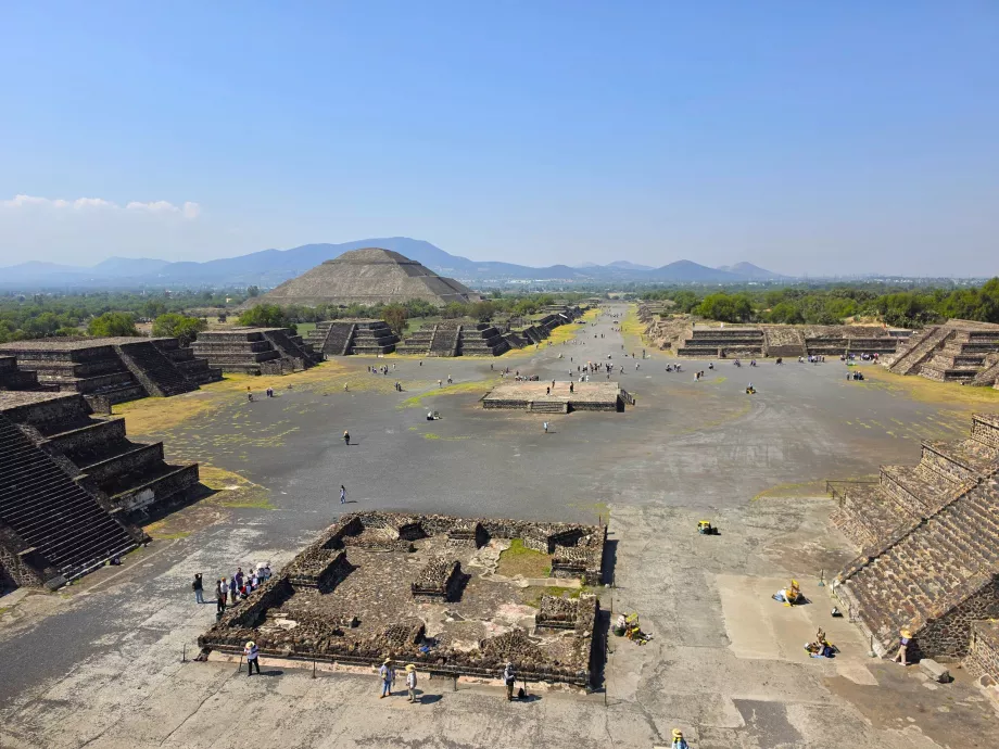 Vista del sito dalla Piramide della Luna