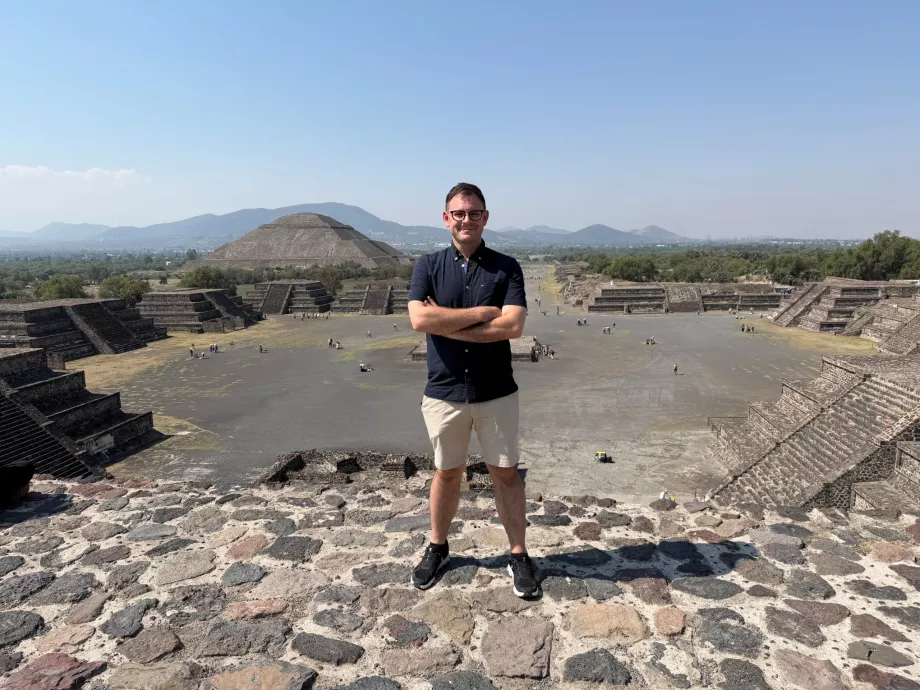 Io in piedi sulla Piramide della Luna