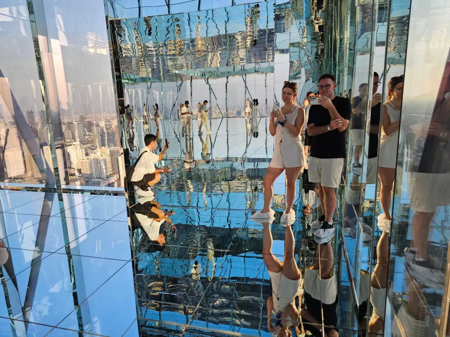 Akara Sky Hanuman - Noi nella stanza Riflessione di Bangkok