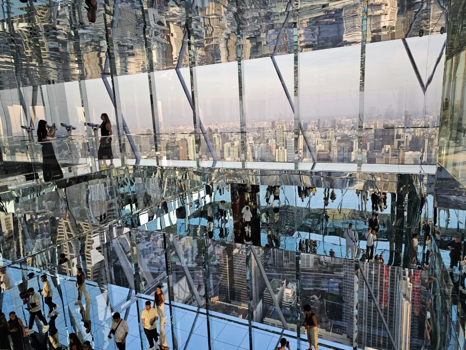 Akara Sky Hanuman - Riflesso di Bangkok