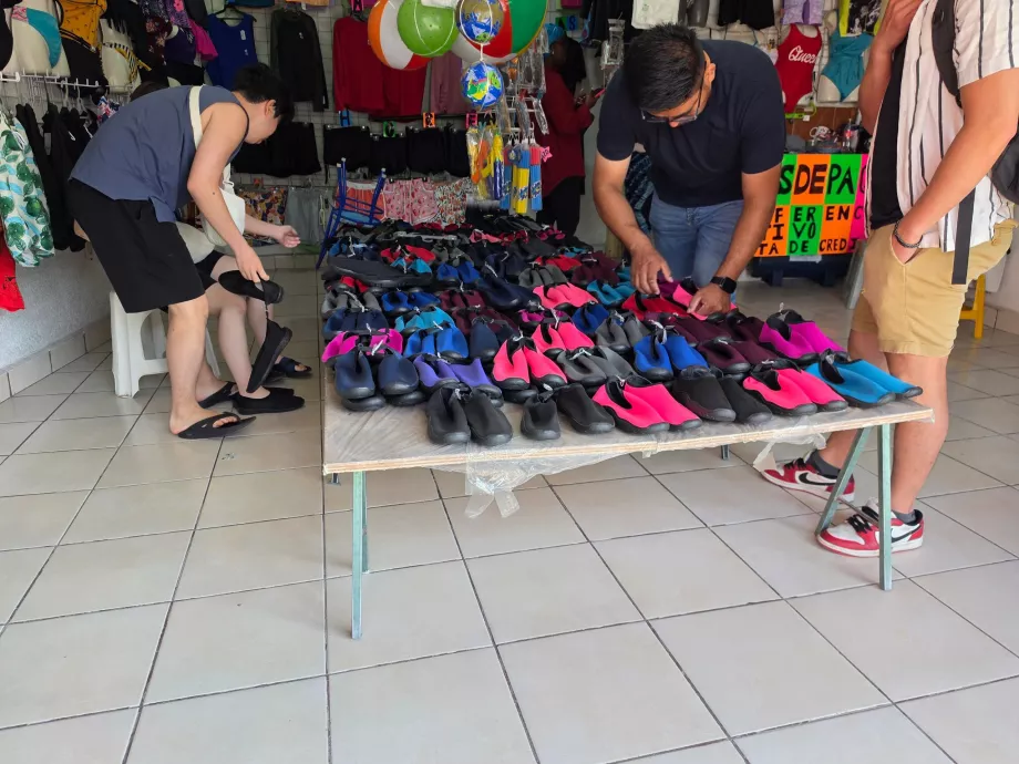Qui compriamo scarpe da acqua