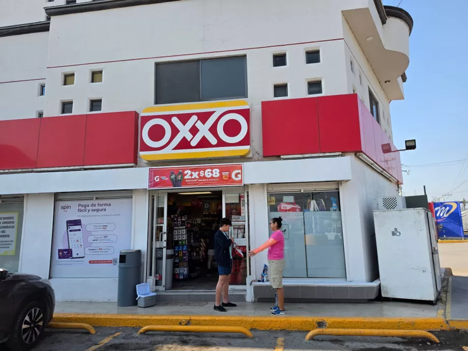 Di fronte c'è il minimarket Oxxo