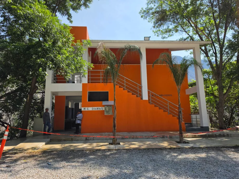 Servizi igienici pubblici presso il parcheggio di fronte a Grutas Tolantongo
