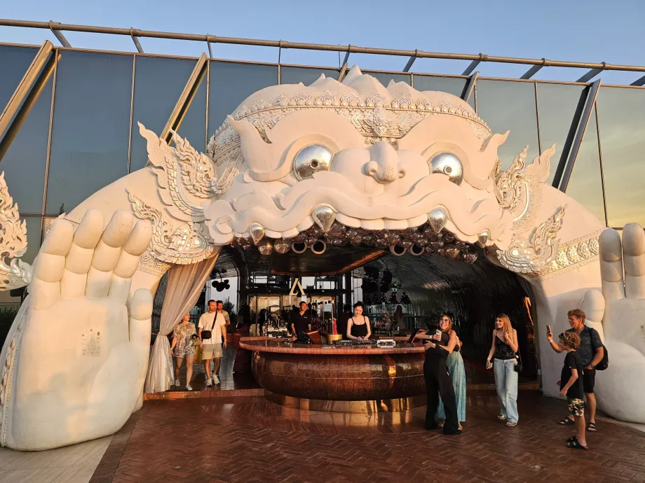 Akara Sky Hanuman - l'iconico ingresso della terrazza