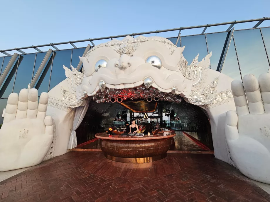 Akara Sky Hanuman - l'iconico ingresso della terrazza