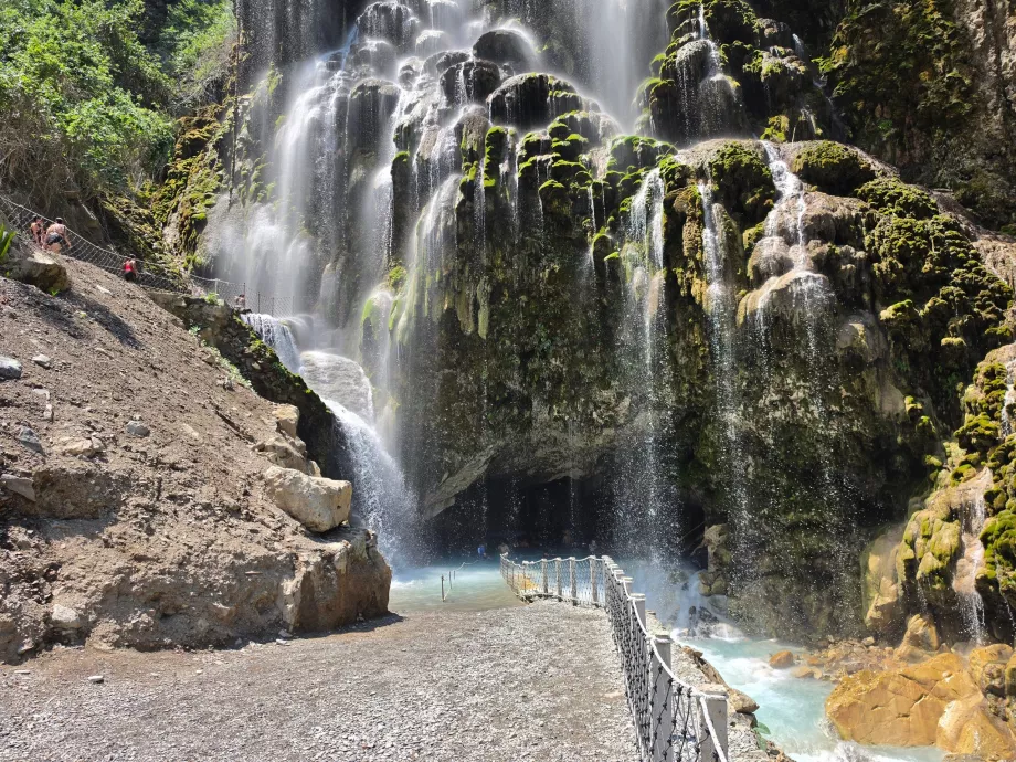 Cascata e ingresso di una grande grotta aperta