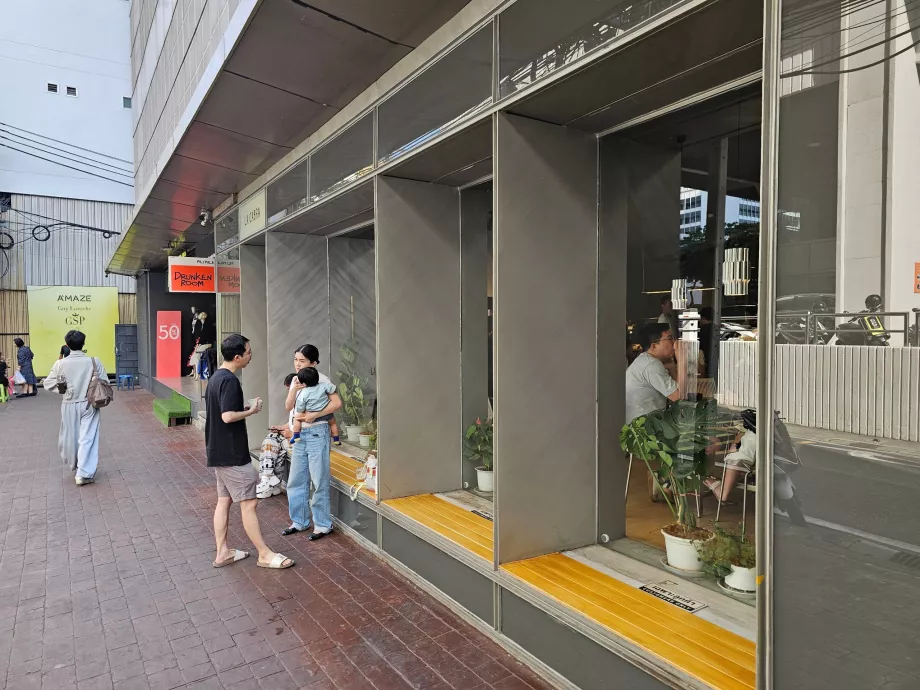 La Cabra, posti a sedere all'aperto