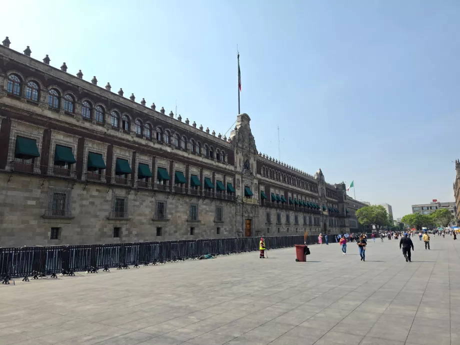 Piazza Zócalo, Palacio Nacional