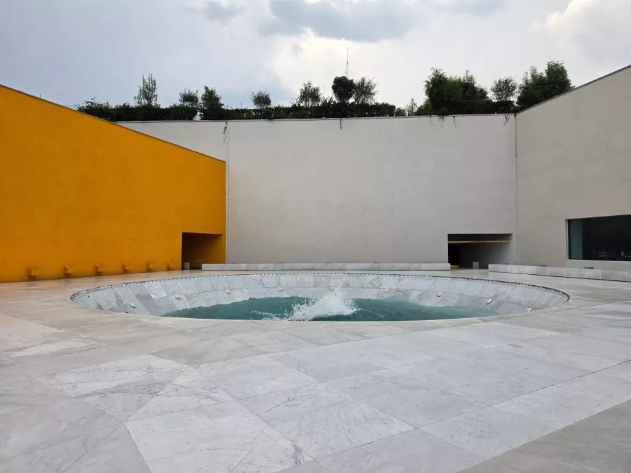 Fontana di fronte all'hotel