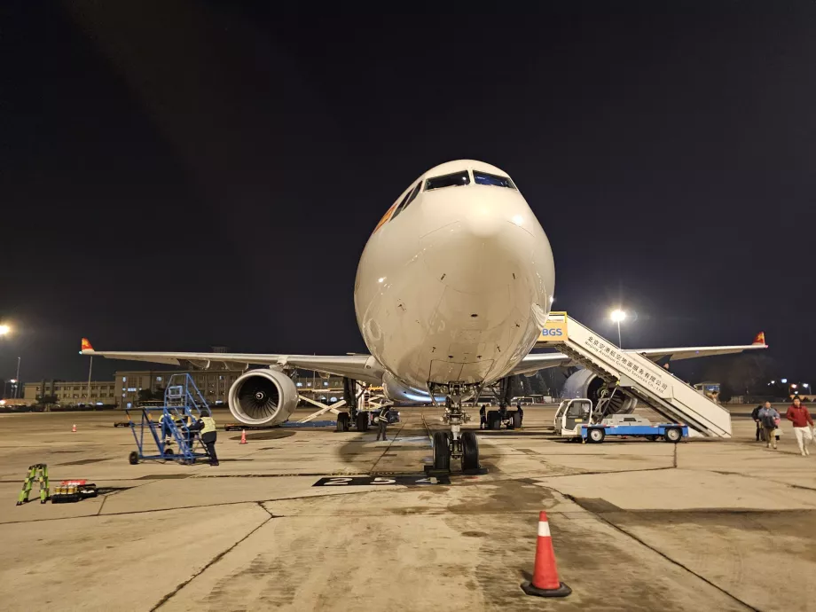 L'aereo dopo l'arrivo a Pechino