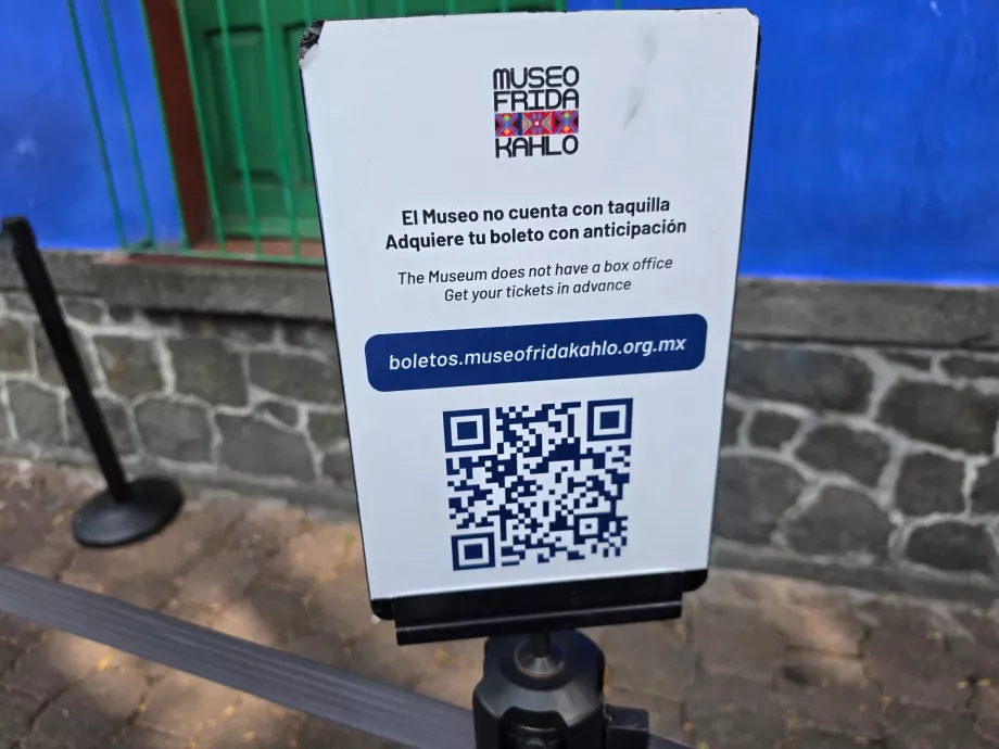 Cartello informativo al museo
