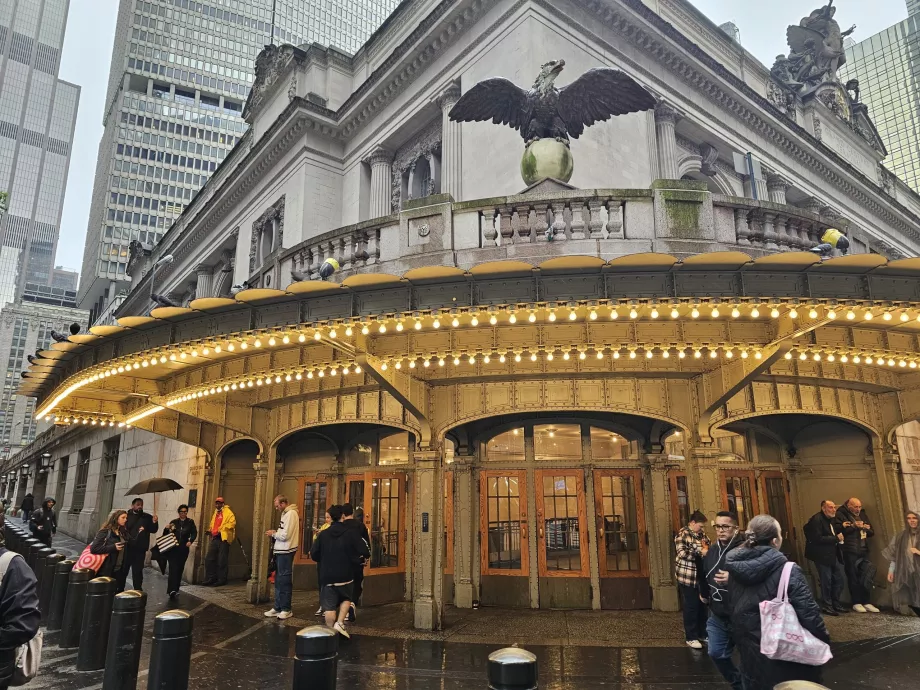 Statua dell'aquila sopra l'ingresso