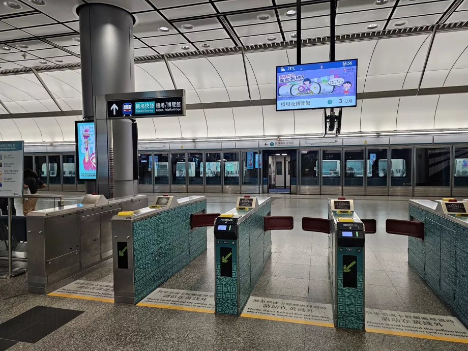 Tornelli all'ingresso della stazione della metropolitana