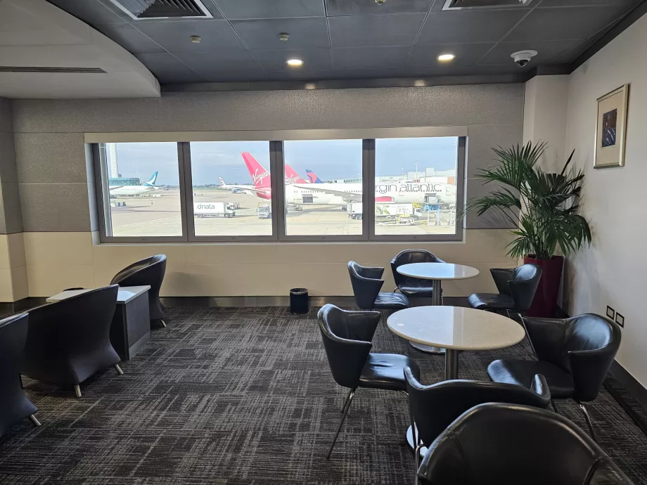 Lounge con vista sull'asfalto dell'aeroporto