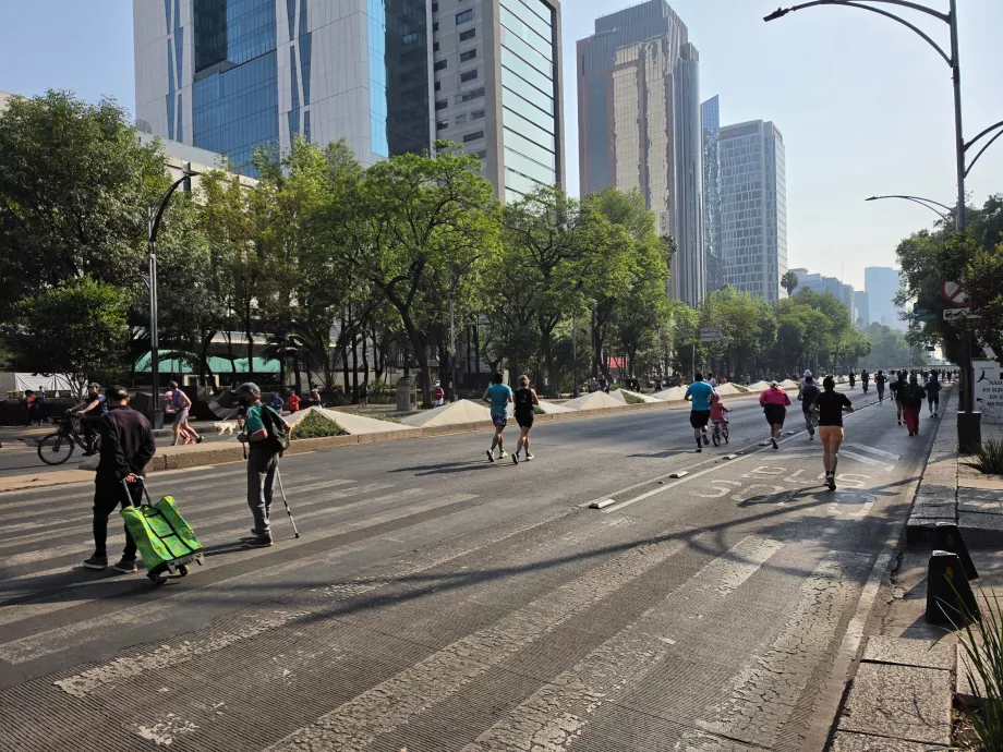 Una corsa domenicale lungo via Reforma