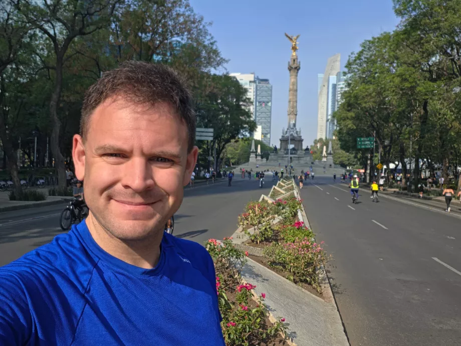 Io durante la mia corsa domenicale mattutina lungo via Reforma