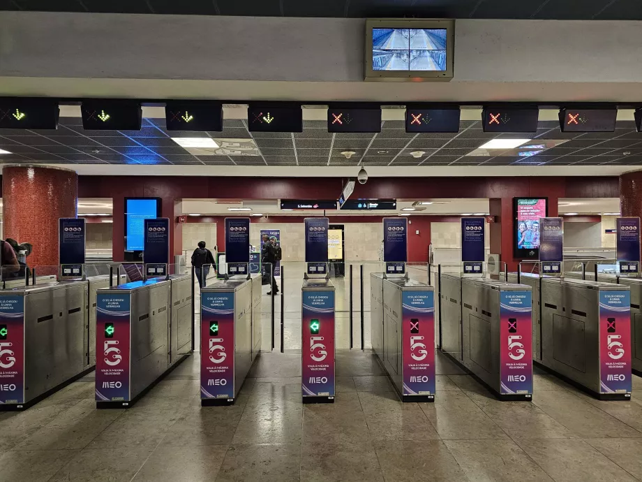 Tornelli per entrare nella stazione della metropolitana
