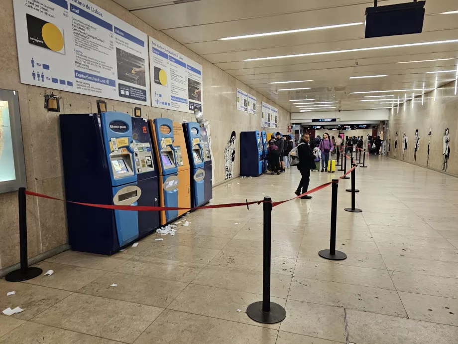Distributori automatici di biglietti nella metropolitana (validi anche per autobus e tram)