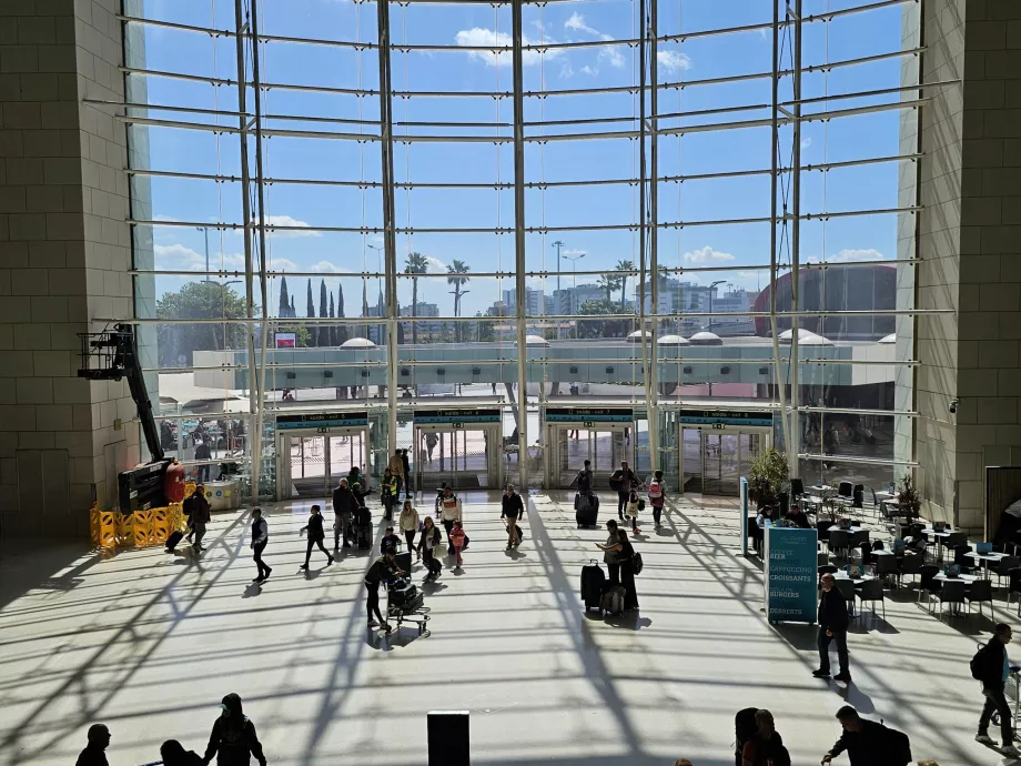 Uscita dal Terminal 1 verso la metropolitana e gli autobus