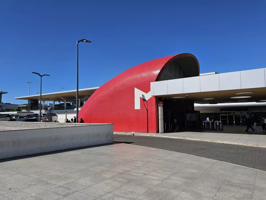 Stazione della metropolitana di fronte al Terminal 1