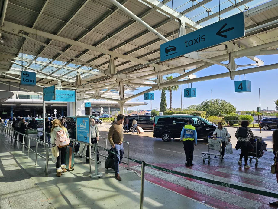 Fermata dei taxi di fronte al Terminal 1